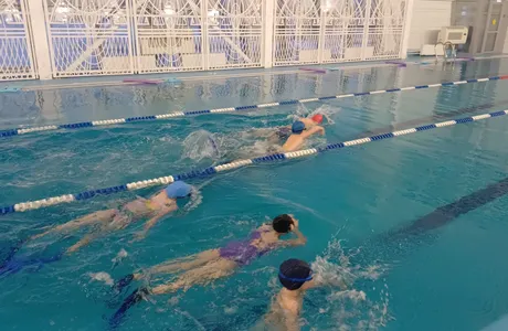 Соревнования в бассейне Волна