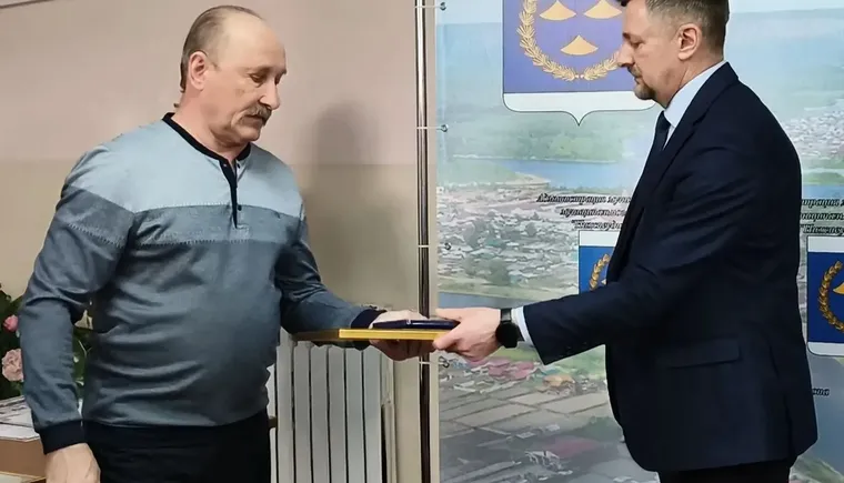 Вречение медали Отец солдата Сергею Шевцову