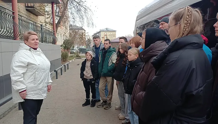 Председатель Думы Нижнеудинского района с юнармейцами