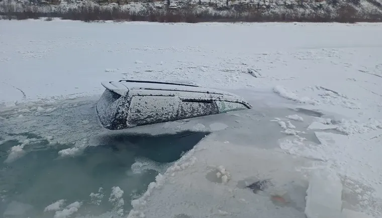 Автомобильь провалился под лед на реке Уде в пределах города Нижнеудинска