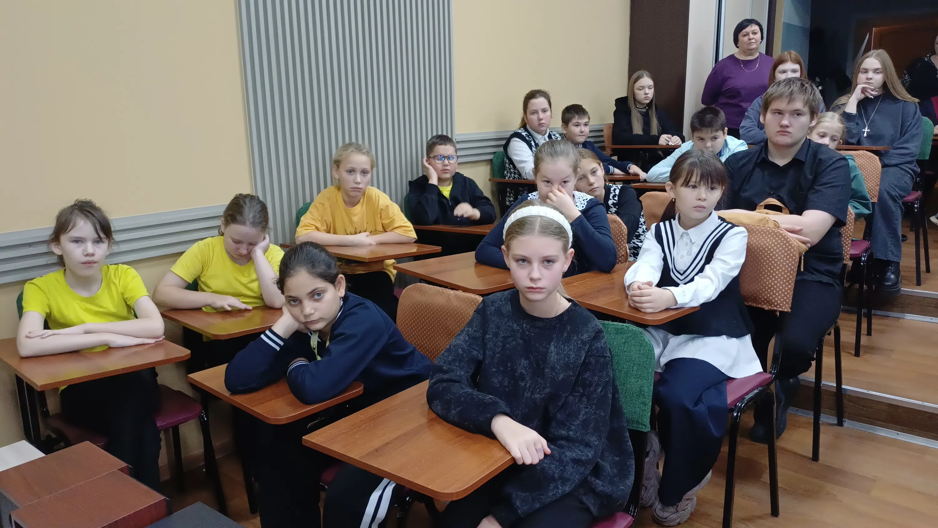 Участие во встрече приняли учащиеся 4 "В" класса и 10-х классов школы №10