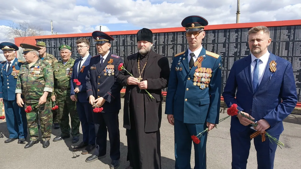 Торжественный митинг у памятника Скорбящей матери