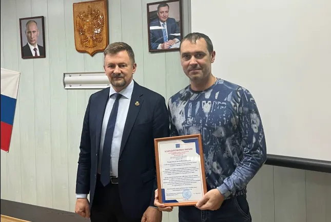 Анатолий Крупенев вручил награду хирургу Нижнеудинской районной больницы Антону Краеву