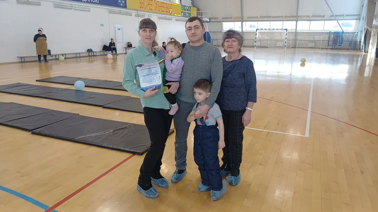 Семья победительницы забега ползунков 2025 года Яны Фоминых