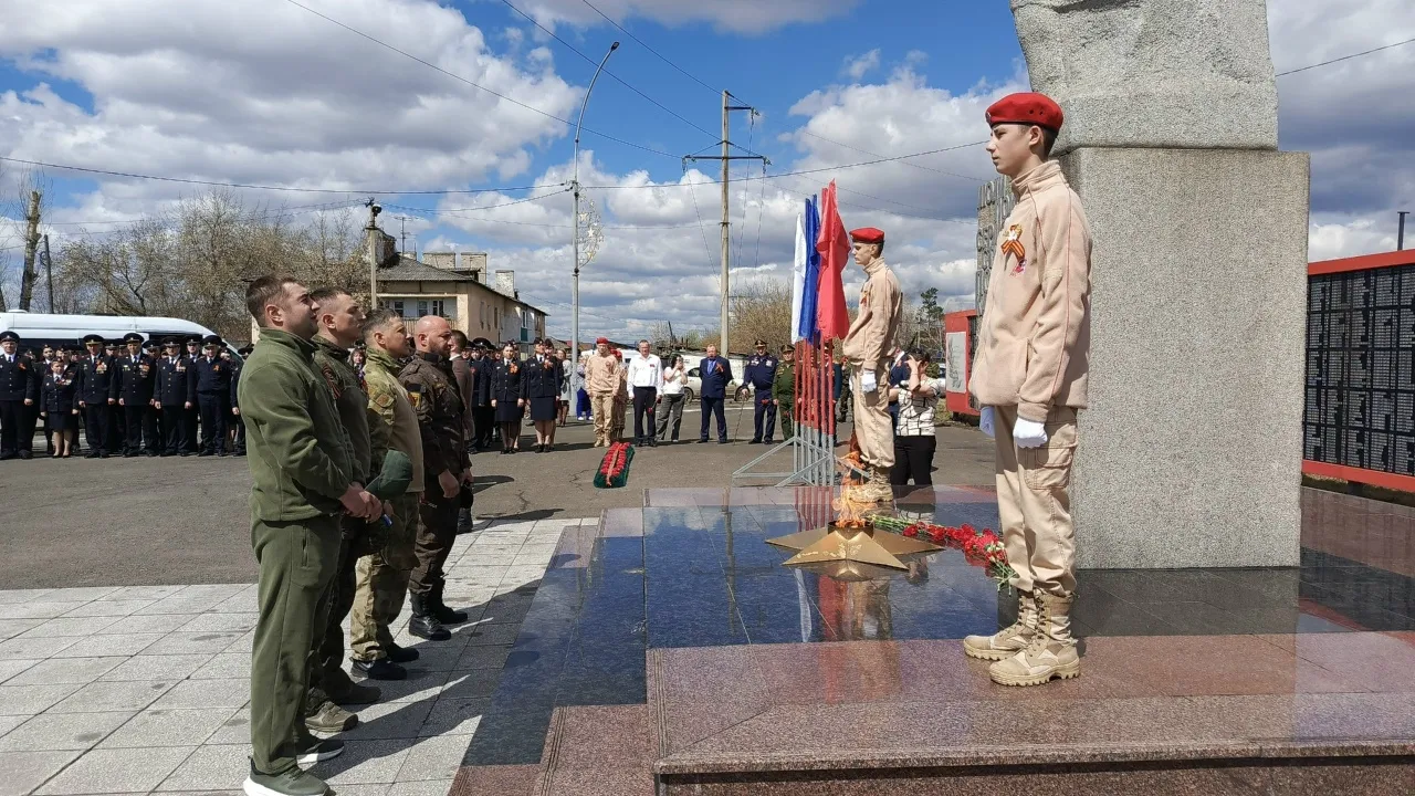 Торжественный митинг у памятника Скорбящей матери