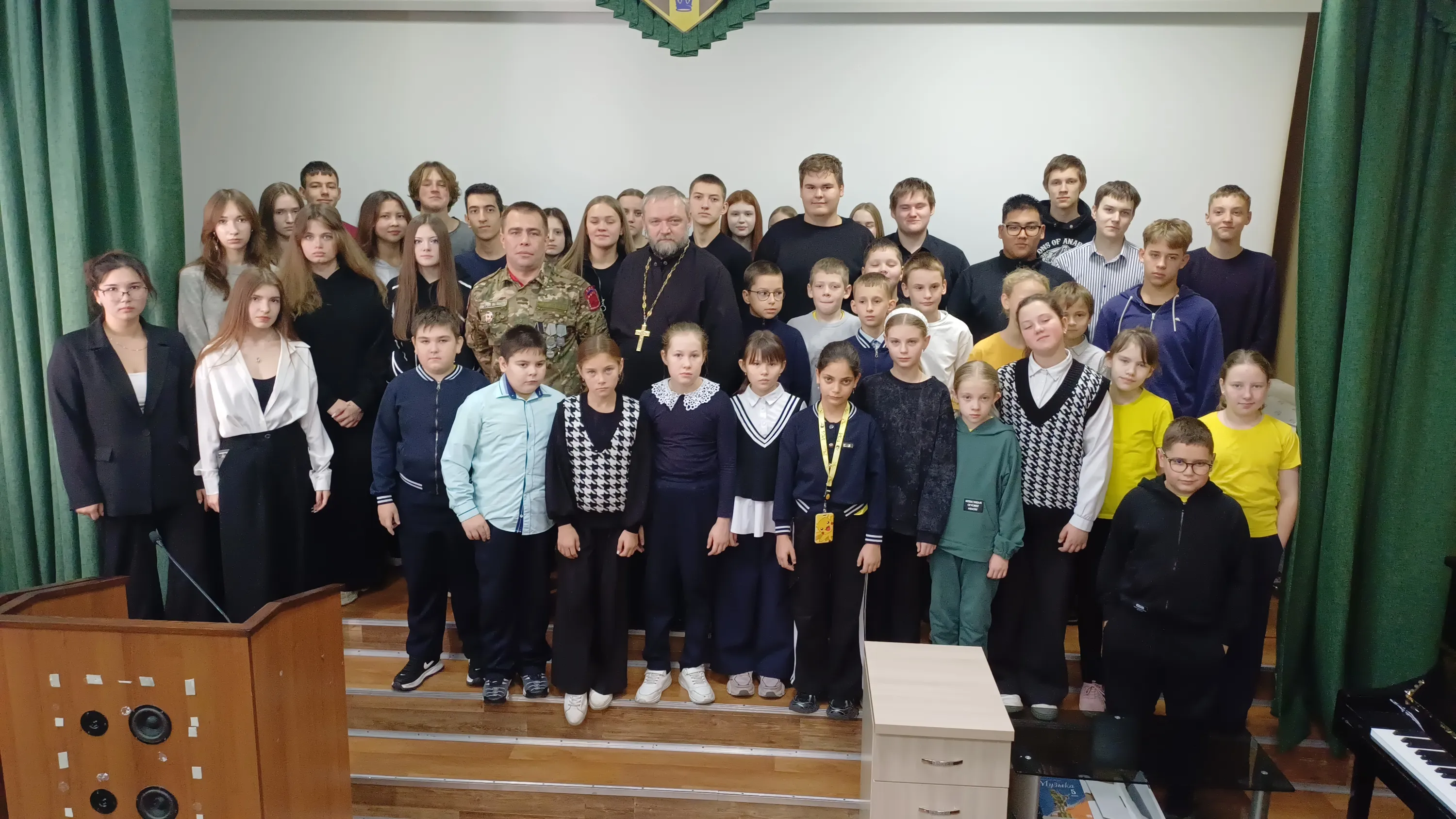 В завершение урока мужества участники встречи сделали общее фото на память 